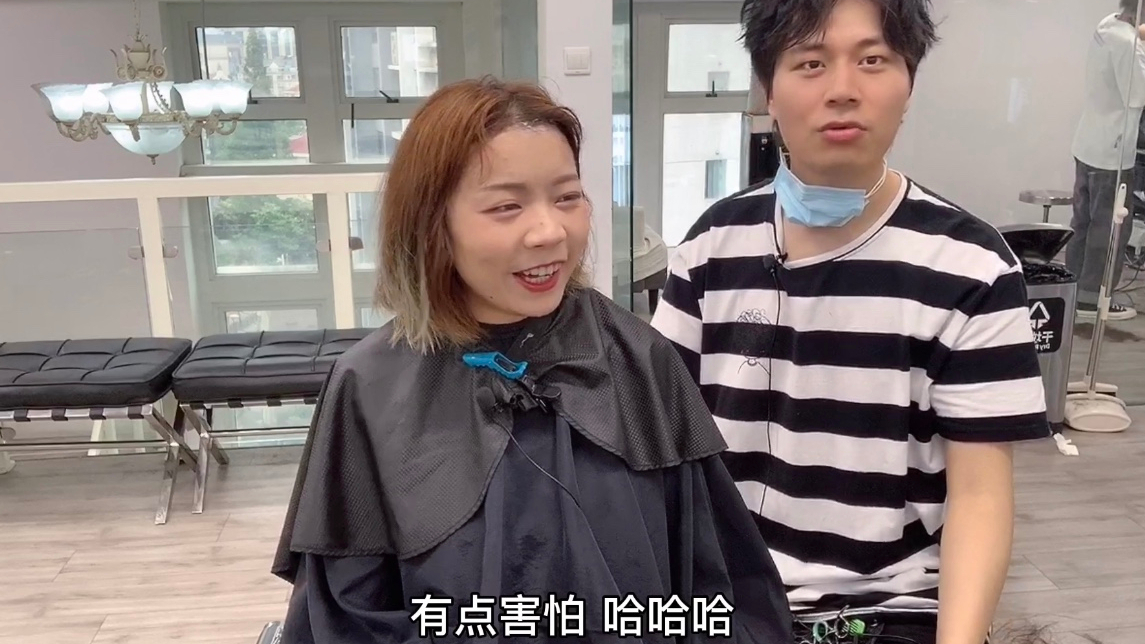 黄毛小姐姐发型被吐槽显丑,果断接受换头术,蓝色短发超显高冷感